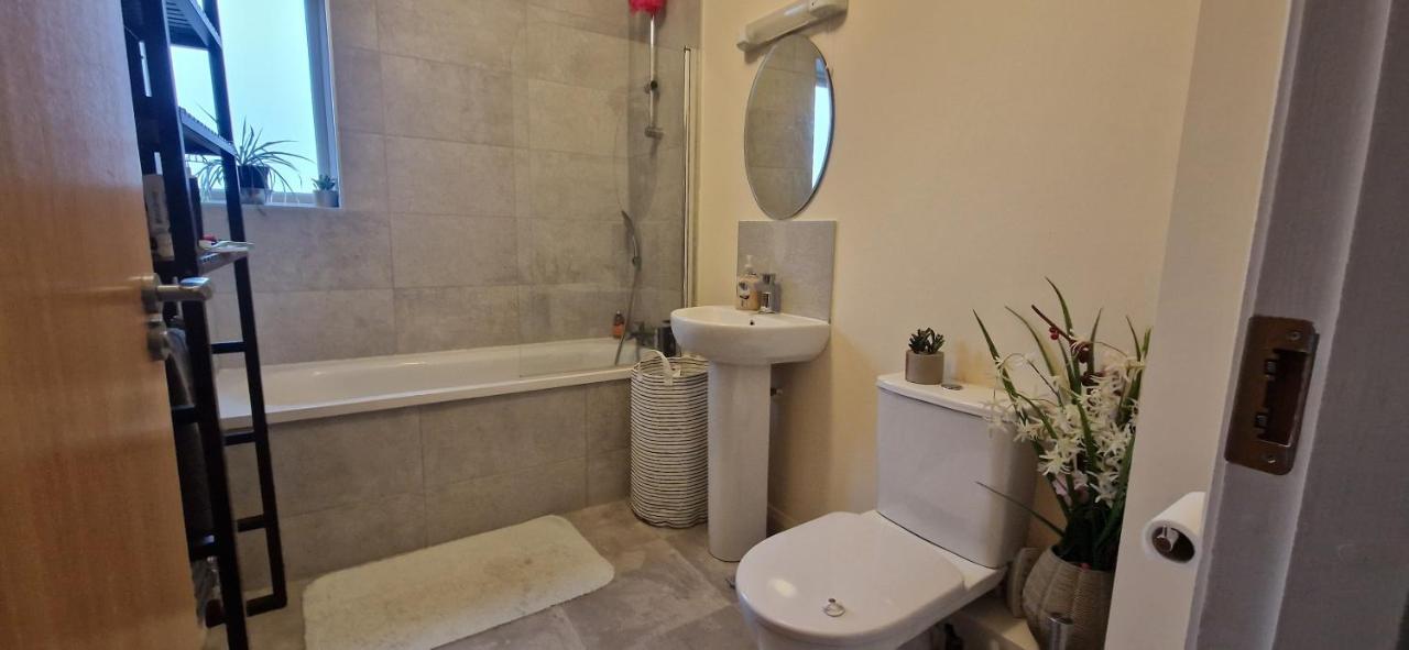 Miller'S Guest Room With Shared Bathroom Swords Εξωτερικό φωτογραφία