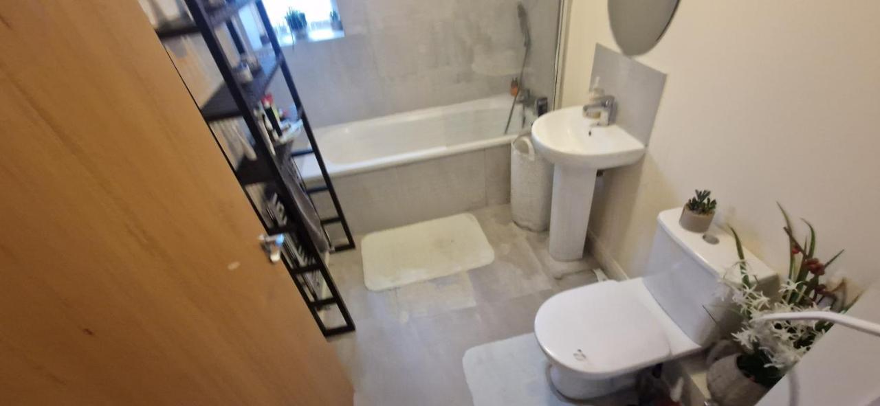 Miller'S Guest Room With Shared Bathroom Swords Εξωτερικό φωτογραφία